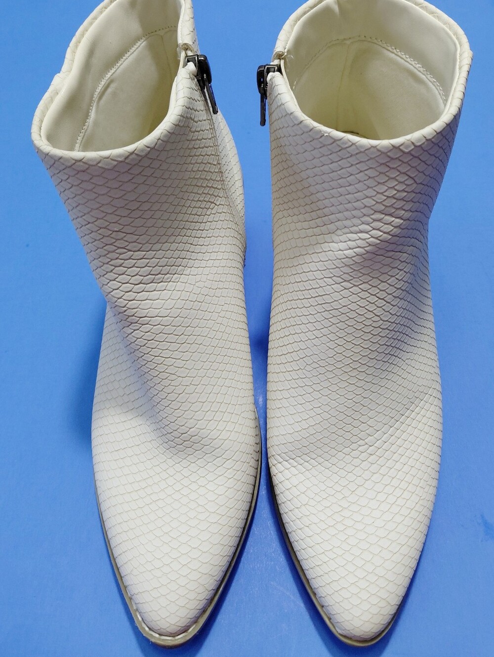 UNIVERSAL THREAD Women's Cream Faux Snakeskin Pointed Toe Ankle Boot Size 8.5